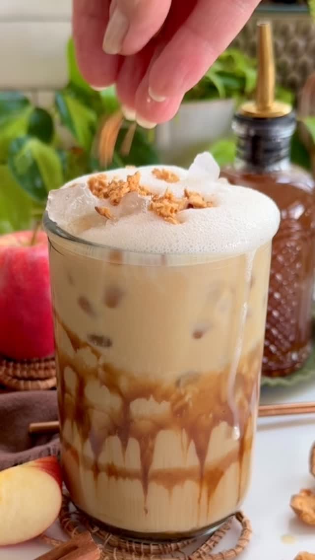 🍎 🍂 a kiss of Fall in every sip! Flavored with my CARAMEL APPLE SIMPLE SYRUP & “dairy-free” with the newest darling in the plant-based milk space, Maizly Corn Milk - truly so tasty! Hope you love this one!
.
Comment: SEND RECIPE for a link to recipe & all the details!
https://foodsocial.io/recipe/apple-spice-latte/
.
@foodsocial.io @maizlyforall @caffeibisroasters @primalpalate @baresnacks @sietefoods
