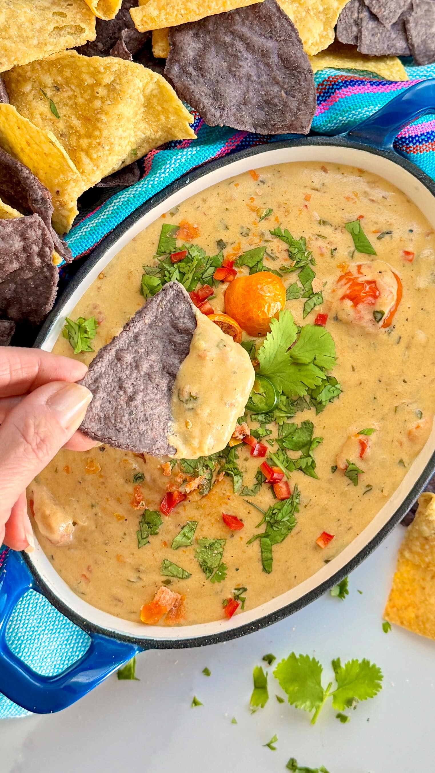🧀 💃 dairy free CHILI CON QUESO - because is it even a game day feast without this making an appearance?! 🏈 
.
Grab the corn chips, plantain strips, veggies or fries & dive in, this one is dip-alicious! All the flavors of a traditional chili con queso, but make it dairy free!
.
Comment: RECIPE for a link to all the tasty details over on @foodsocial.io or follow that link in bio!
.
https://foodsocial.io/recipe/chili-con-queso-dairy-free/
@maizlyforall @citreve_official @sietefoods @ottosnaturals @amsalt.co