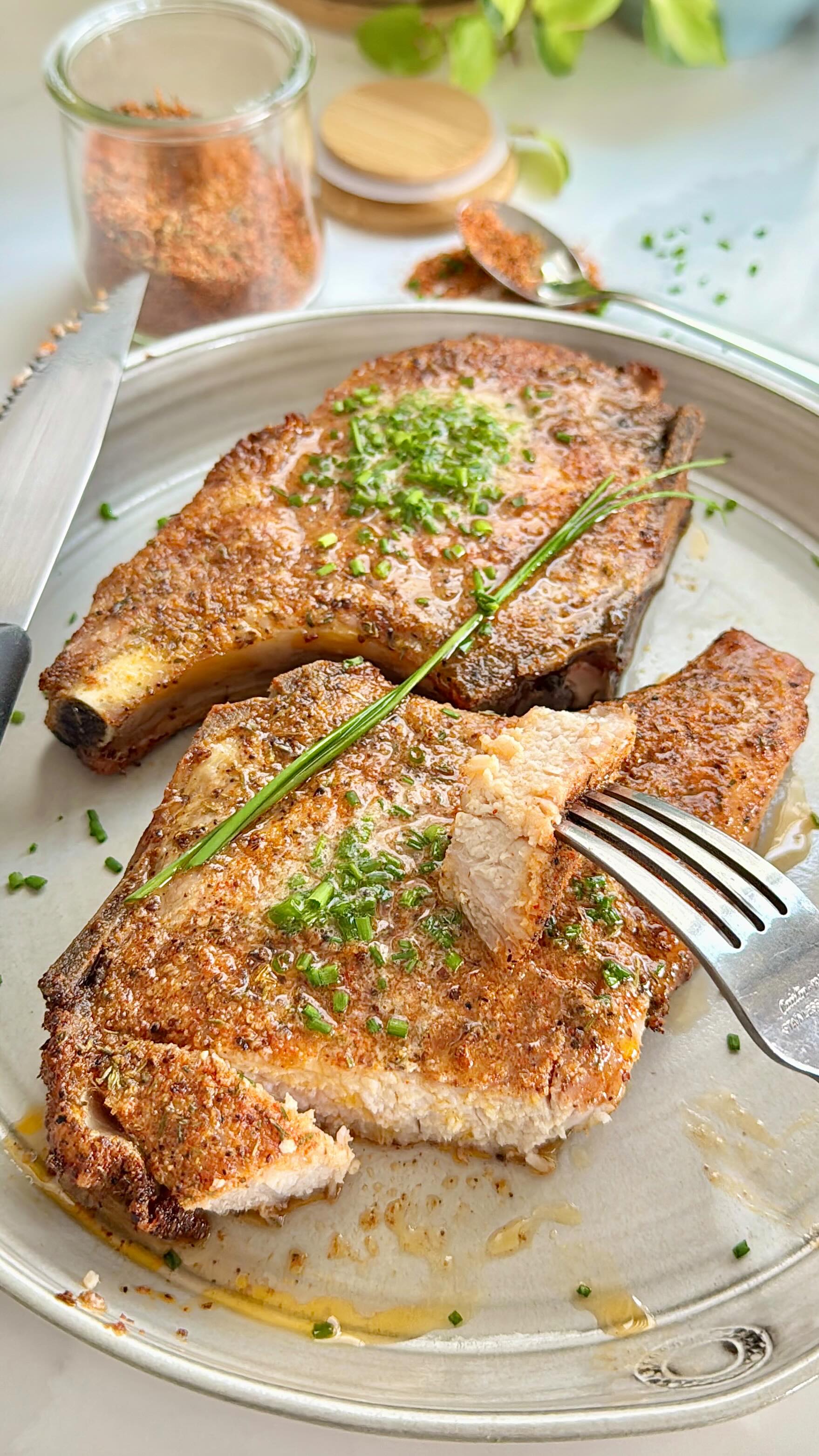 ☎️ Dinner called...hello OVEN BAKED PORK CHOPS!
.
THICK cut—a must!
BONE-IN—also a must!
Dry-brine overnight w/ my OVEN BLISS BLEND
Bake in a HOT oven on a RACK
Many HAPPY taste buds!
.
Comment: RECIPE & a DM will drop your way, otherwise find this one via the link in bio over at @foodsocial.io

https://foodsocial.io/recipe/oven-baked-pork-chops/
@graza @primalpalate