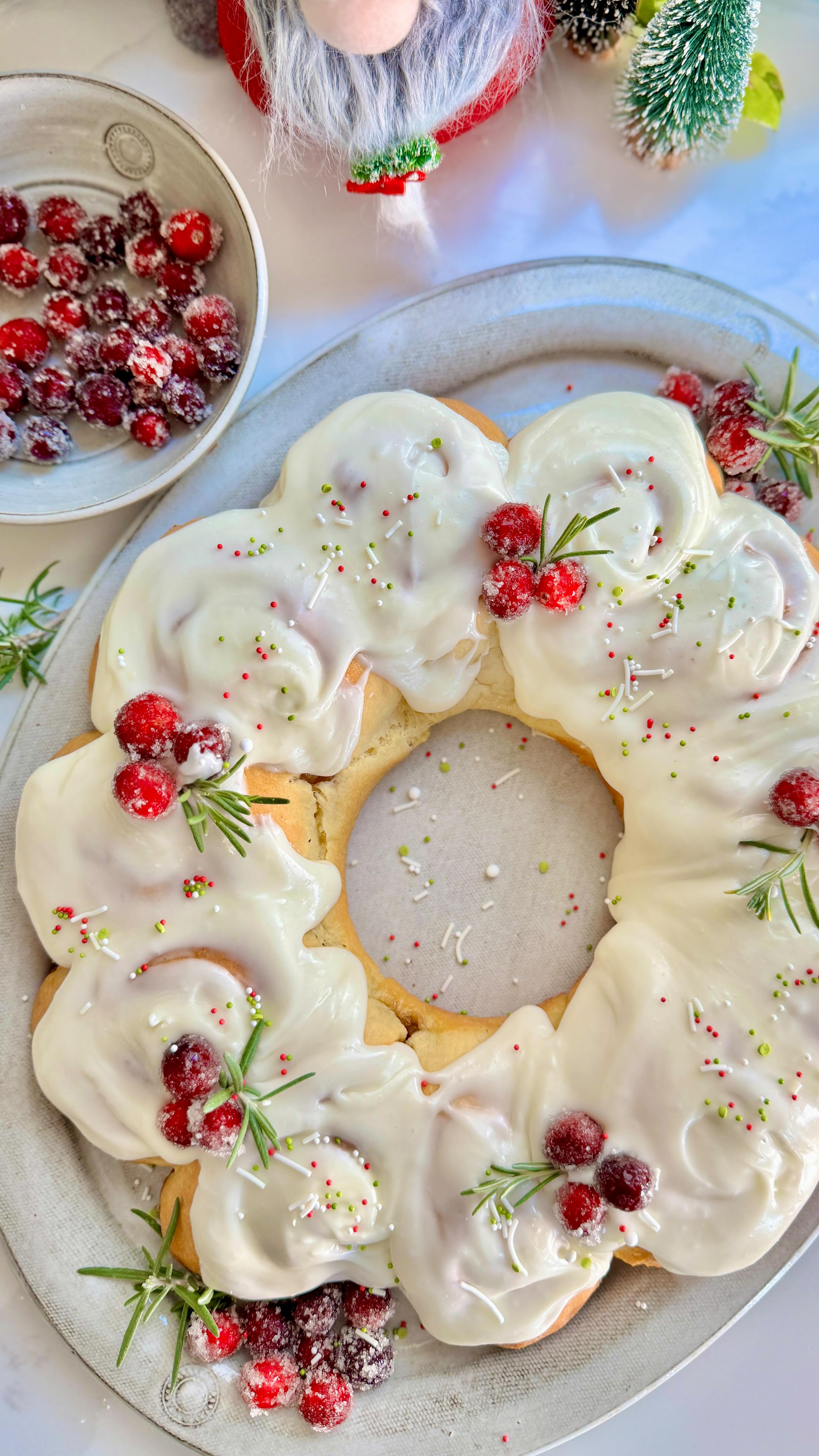 CINNAMON ROLL WREATH - a festive spin on Christmas morning sweet rolls, that can also be used as a stunning holiday centerpiece for tablescape perfection at your next gathering!
.
This can be garnished/decorated in so many fun ways, so roll up my gluten free sweet roll recipe, get creative & find fun ways to decorate it!
.
Comment: RECIPE & I’ll make sure you get a DM to the recipe, otherwise you can find it via the link in bio over at @foodsocial.io

https://foodsocial.io/recipe/cinnamon-roll-christmas-wreath-gluten-free/