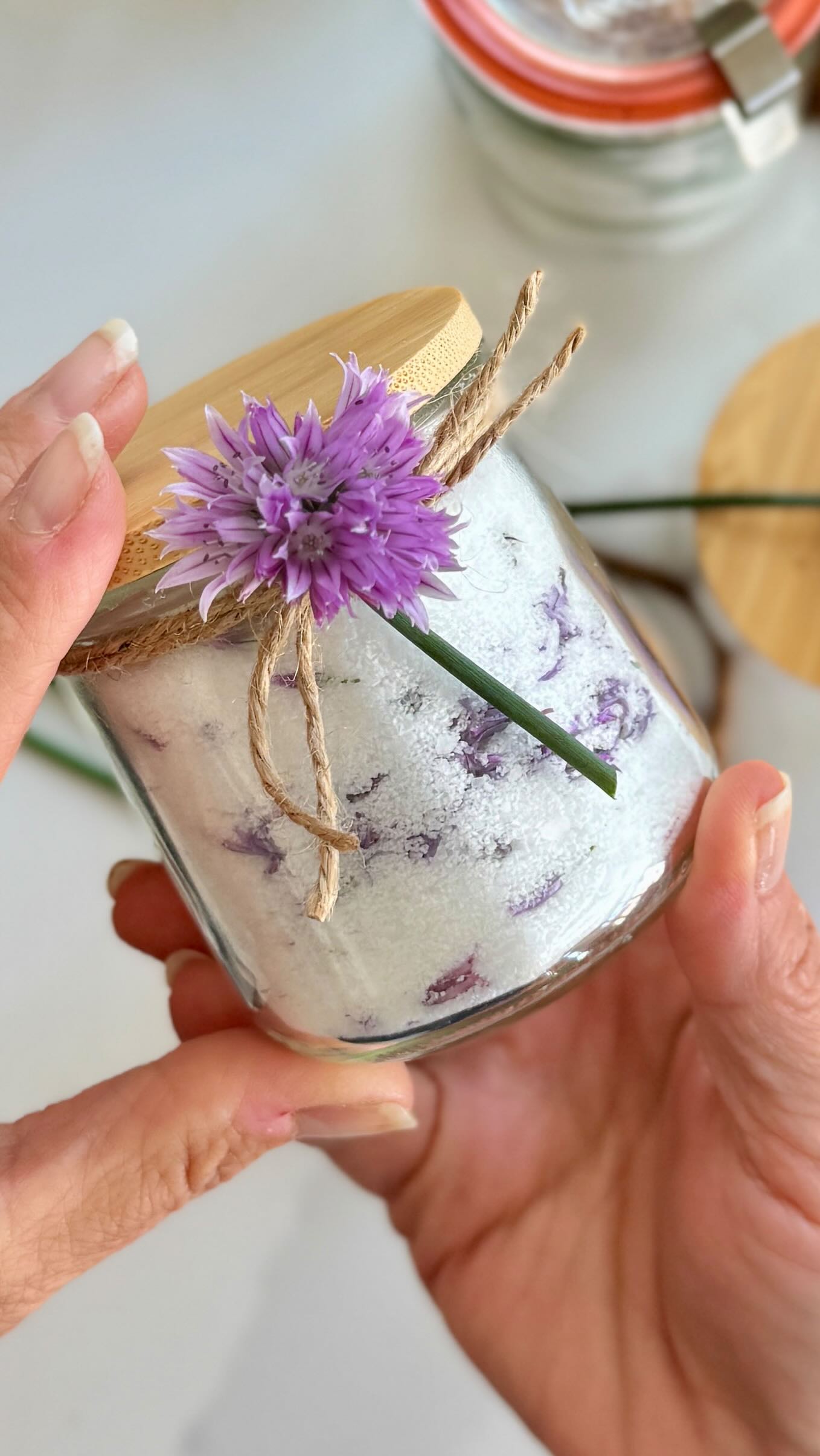 💟 Chive blossom salt = the easy Spring gift era we all didn’t know we needed!🧂 

So easy, so pretty & so very fun to gift!

Here’s how: Pluck individual chive blossoms off fully bloomed flowers → toss with kosher salt (1/4 cup blossoms : 1½ cups salt) → dry in a cool spot for 2-3 days, tossing once daily → jar up + tie with twine. That’s it!

Comment: RECIPE for a link to all the details, tips & links to those CUTE LIDS! 😎 Or as always, check out the link in bio!

https://backporchpaleo.com/2026/05/07/chive-blossom-salt/

@diamondcrystalsalt