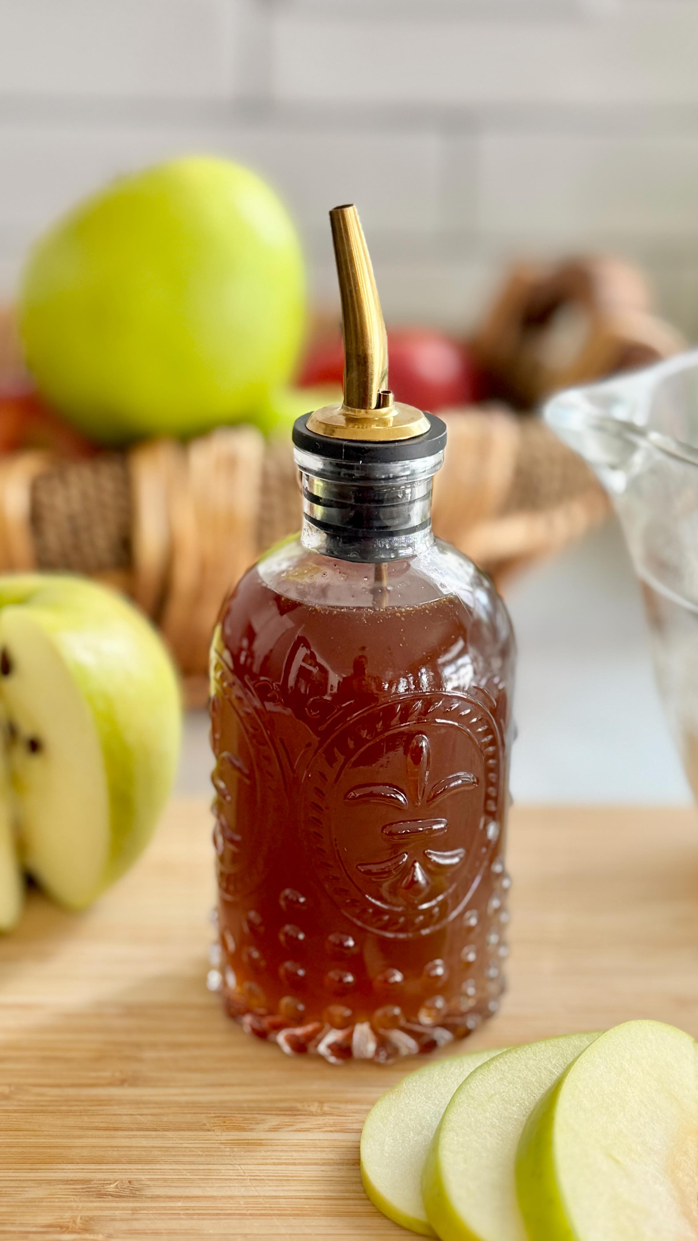 🍏 CARAMEL APPLE SYRUP - for that lil’ kiss of Fall to drizzle over apple crisp, ice cream or on top of that warm bowl of morning oats!
.
Easier to make than you might think & the aroma is divine! You could be moments away from next level tastiness!
.
Comment:  RECIPE for a direct link with all the details or check out that link in bio!
https://foodsocial.io/recipe/caramel-apple-simple-syrup/

@foodsocial.io @primalpalate @amsalt.co