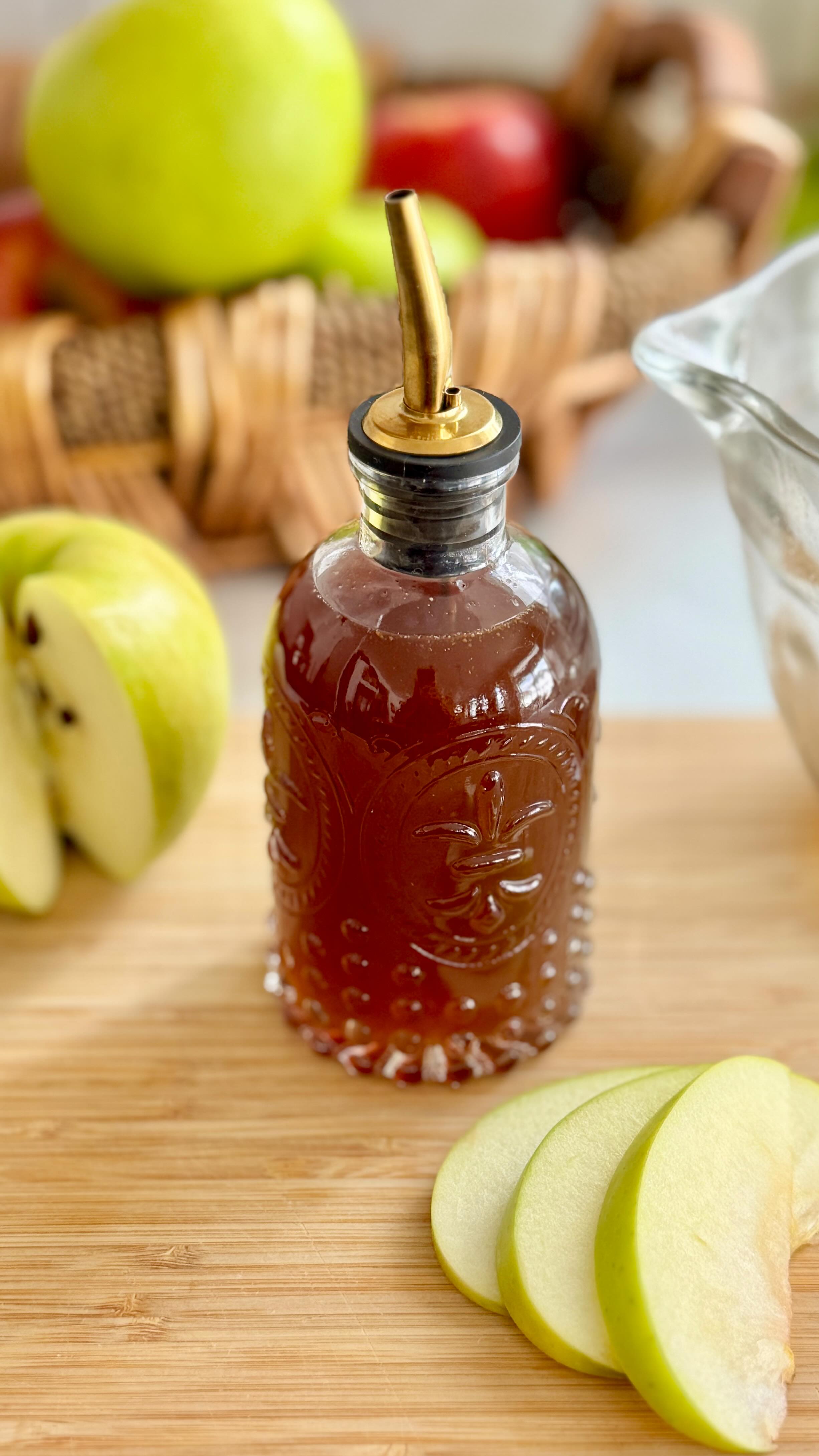 🍏 CARAMEL APPLE SIMPLE SYRUP so great for a little splash of Fall in your oatmeal, a drizzle over that warm apple crisp or even as an ice cream topper...it’s the perfect kiss of warm spices & aromas!
.
You’re just a few ingredients away from all sorts of caramel apple tastiness!
.
Comment:  APPLE for a direct link with all the details or check out that link in bio!
https://foodsocial.io/recipe/caramel-apple-simple-syrup/
@foodsocial.io @primalpalate @amsalt.co 

#caramelapple #simplesyrup #apple #easyrecipe #fallfood #FoodSocial #backporchpaleo #applerecipe #betterforyou
