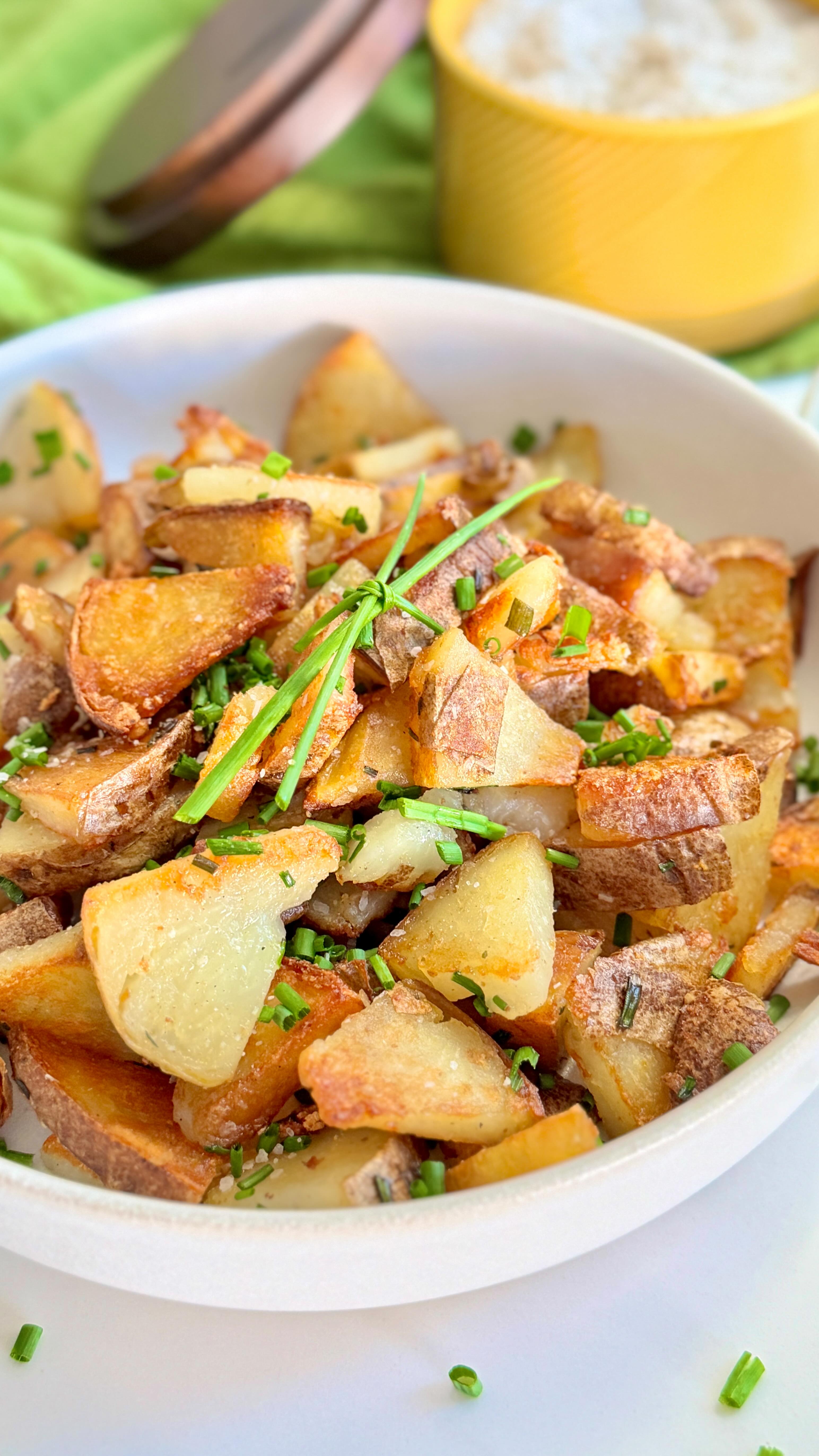 🥔 oh so EASY HOME FRIED POTATOES! Want to know my secret for perfectly crispy & also fluffy on the inside home fries? Only 4 ingredients you may already have on hand w/ 2 optional MUSTS for me! 👍🏻 
.
I’ve been using pre-baked potatoes for these home fries for years!
.
Comment: RECIPE & I’ll get the link to the EASY details via a DM! Otherwise, you know the drill...follow that link in bio!

https://foodsocial.io/recipe/easy-home-fried-potatoes/
@foodsocial.io @amsalt.co