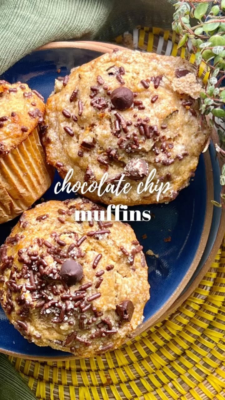 🍪 CHOCOLATE...CHIP...MUFFINS w/ chocolate sprinkles!! Because when you miss #nationalchocolatechipcookieday & remember you have some of these in the freezer, life is so GRAND! Besides...enjoying a FLUFFY, WARM MUFFIN vs a COOKIE, is it really a fair comparison! hahaha, NOPE!!! Happy FriYay everyone!
.
Recipe via the link in our profile!
.
http://bit.ly/2ZwMYOc
@ottosnaturals @food52