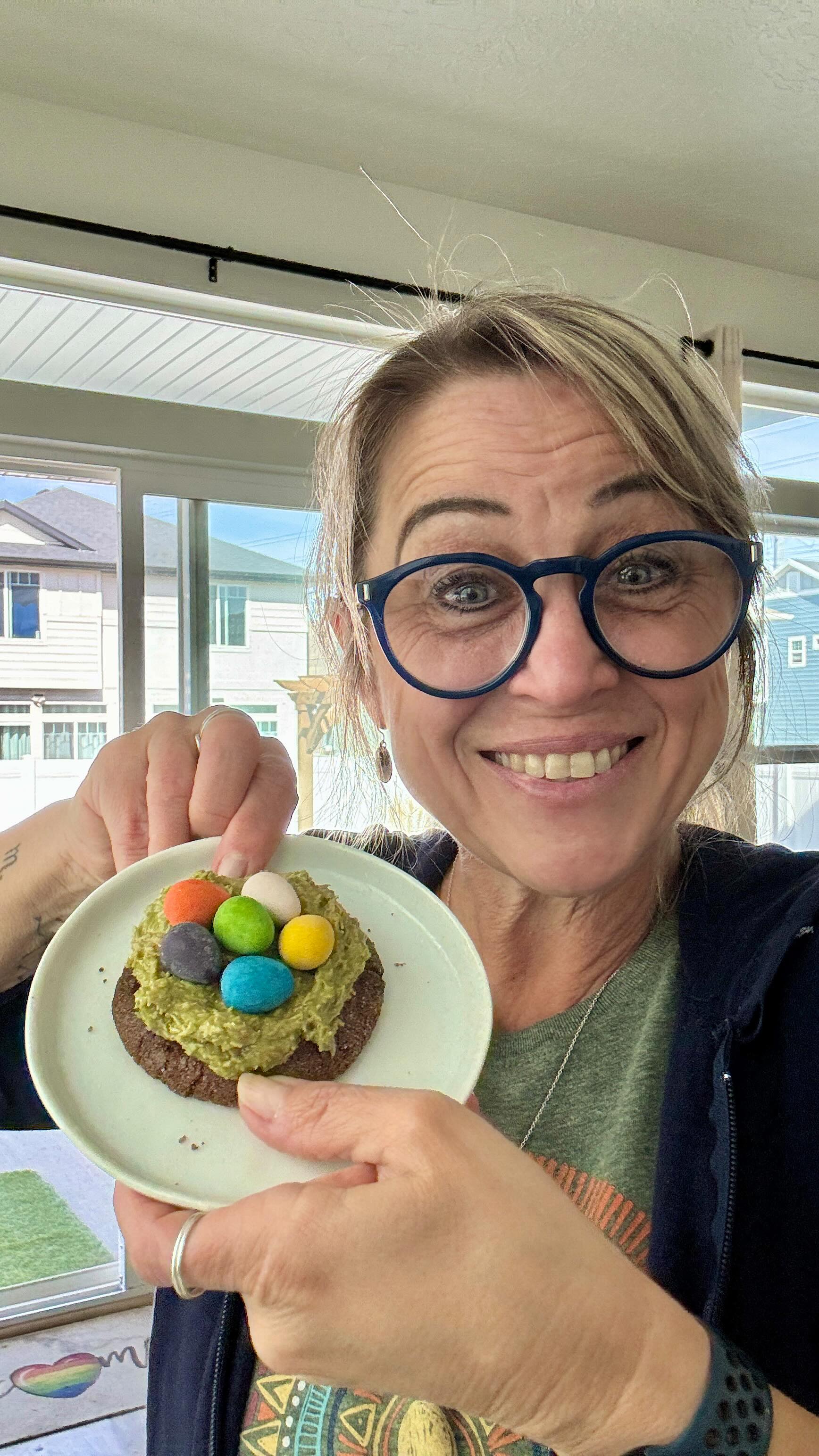 Cadbury Eggs + Dubai filling + a Chocolate Cookie!!
.
A trio that is not only delicious, but also works as a fun Easter Brunch activity to entertain your guests, especially the little ones!
.
I’ve used store bought cookies from my favorite cookie store in SLC @rubysnap , because they’re the BEST!!
.
You can certainly make your own in whatever size suits your needs for the gathering.
.
I’m happy to send you a link to my recipe for the DUBAI filling, check the details below! I’m excited to see all your creations, please tag me!!
.
comment: RECIPE for a link to the very easy Dubai filling!
.
#cadbury #easter #dubaichocolate #easyrecipeideas 

https://backporchpaleo.com/2026/03/23/dubai-filling-waffle-cone-wafers/
@peppertuxfarms @cadburyusa