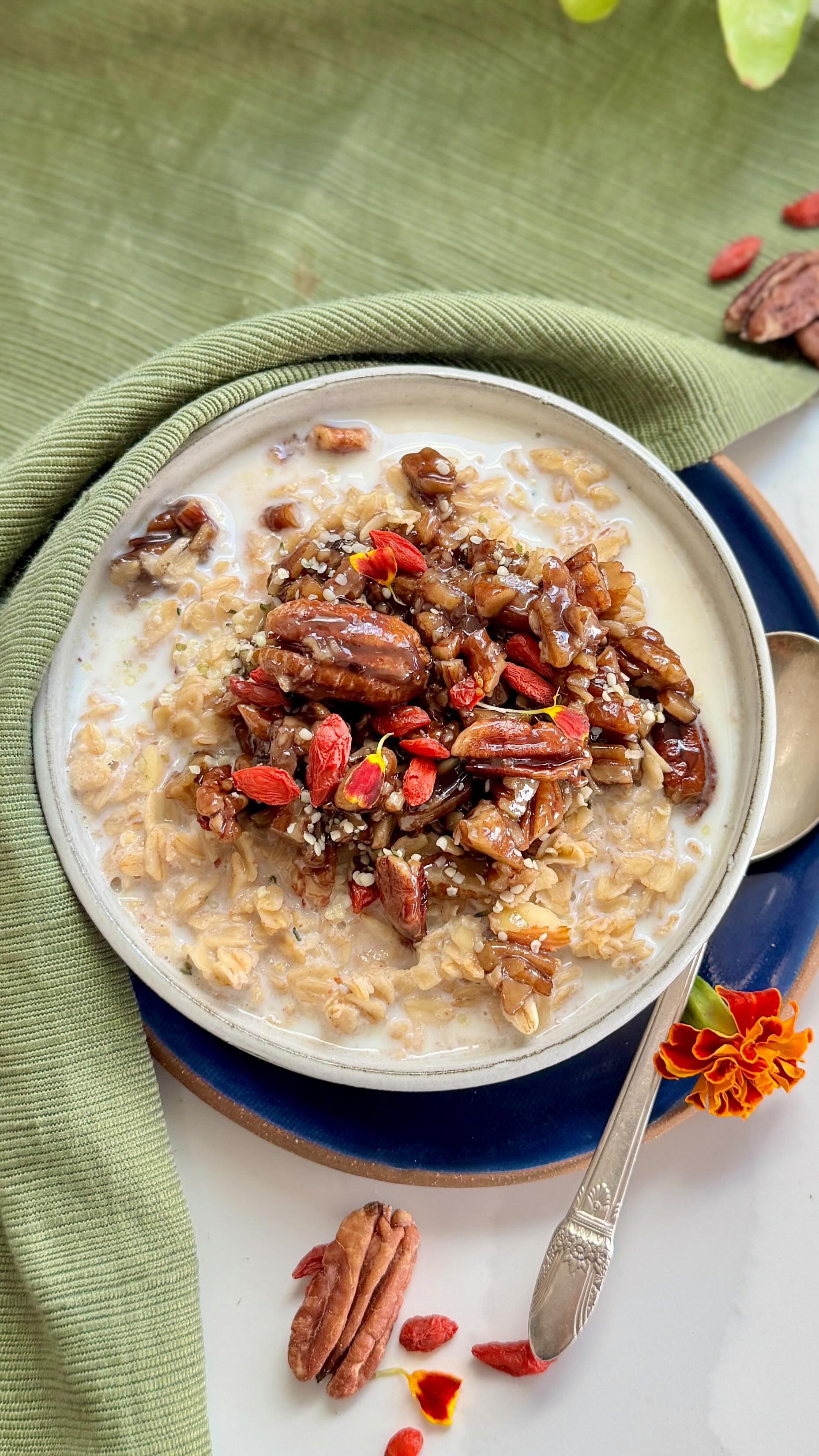 BREKKIE UPGRADE! Move over boring oatmeal, there’s a new sensation in town & she’s so perfect this time of year! Oatmeal that has all the flavors of my fav, PECAN PIE + added benefits you have to check out over on the recipe!
.
This beautiful bowl of goodness also features many of my favorite brands!
@nanajoesgranola 🧡
@maizlyforall 💛
@furtherfood 💚
@larkellenfarm 🩵
@amsalt.co 🩶
.
Comment: RECIPE for a link to the recipe with all the details over at @foodsocial.io ❣️

https://foodsocial.io/recipe/pecan-pie-oatmeal-with-benefits/