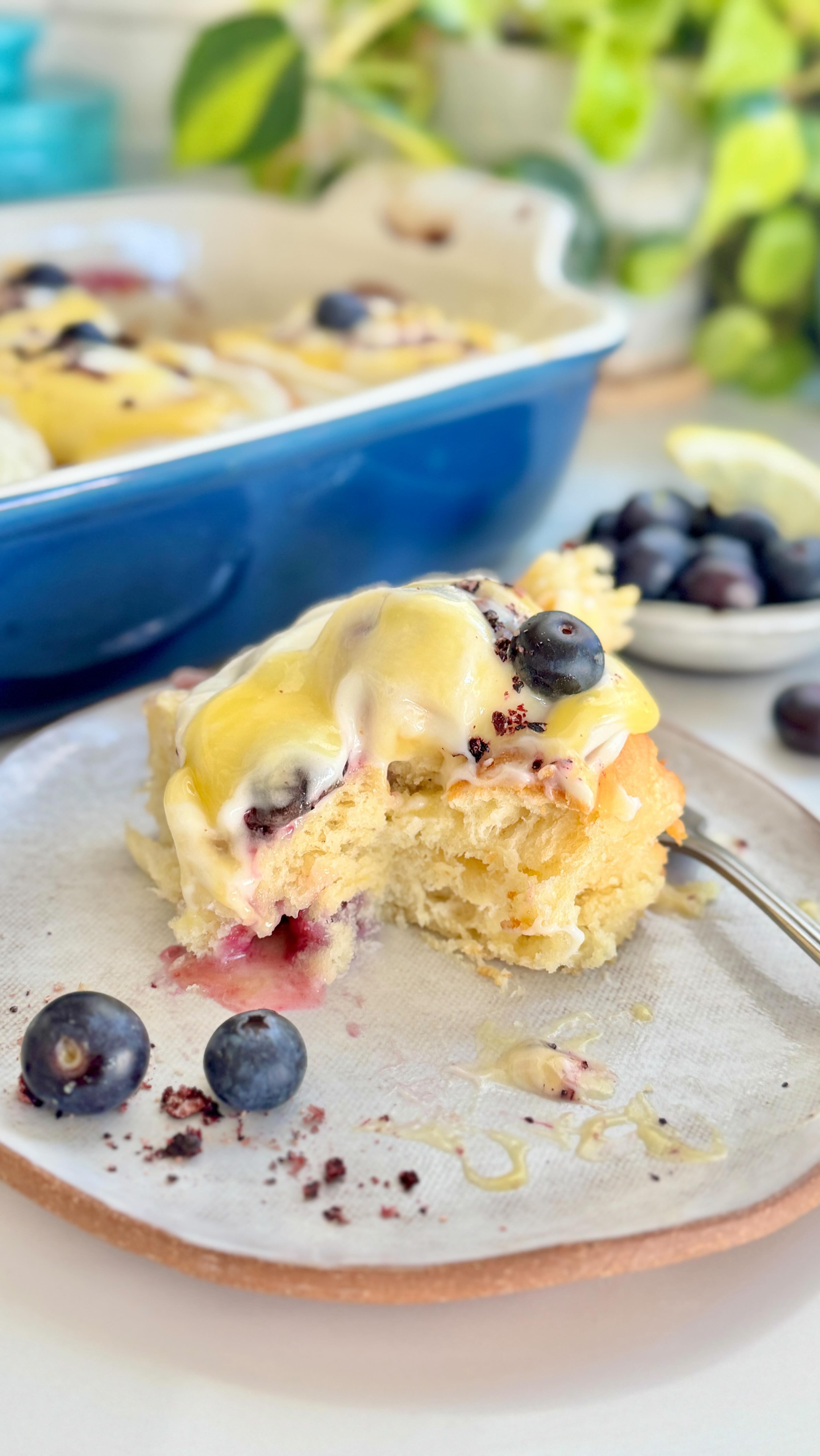 LEMON CURD n’ BLUEBERRY SWEET ROLLS
.
...because Spring is nearly here & we all need some solid “sunshine-y” vibes!
.
Lemon curd & blueberries rolled up inside a fluffy dough—yes, please! 
.
Comment: RECIPE for all the delicious details & as always, I’ve got gluten free options available for you!

https://foodsocial.io/recipe/lemon-curd-sweet-rolls-with-berries/
@foodsocial.io @lehimills @amsalt.co